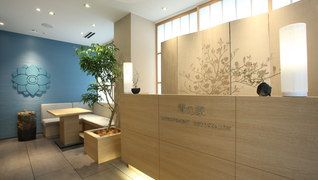 サロンの顔ともいえる受付は一歩足を踏み入れた瞬間から癒しの時間がはじまります