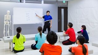 入社後すぐに約2か月間の研修があります。
<BR>この研修を通して必要な知識や技術を学んでいただき、自信をもってお店に立てる状態までサポートします。