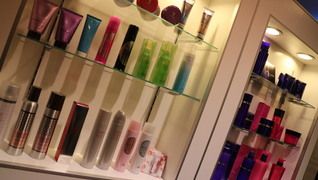 その他:シャンプー剤からスタイリング剤まで充実したアイテムでお客様のアフターケアも大事に考えています。