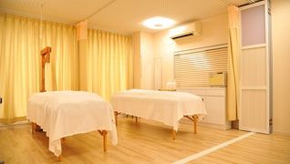 スクールで技術を学びます。
<BR>研修費用は会社が負担♪