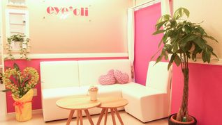 店内もはピンクと白を基調としたサロン。
<BR>施術スペースも広々としております。