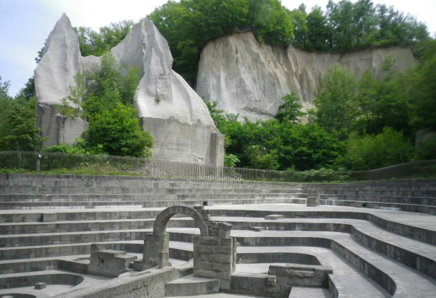 石山緑地 札幌の採石場とアートの融合!古代遺跡のような芸術的な石の公園