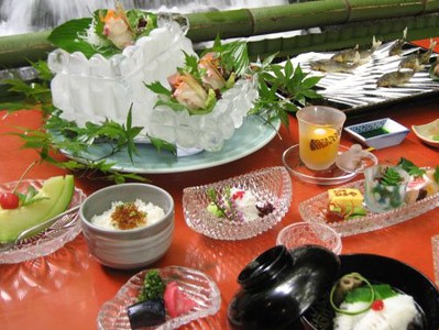 ひろや 暑い夏も涼しく 本格川床料理の料理旅館