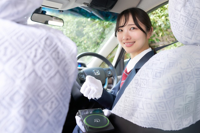 営業所に到着しましたらタクシー代金をお支払い