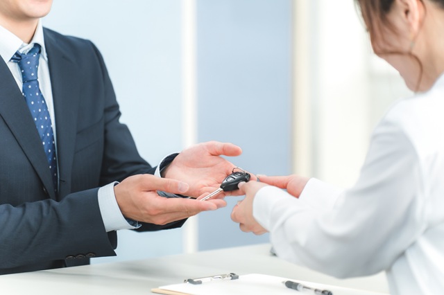 レンタカー営業所で受付