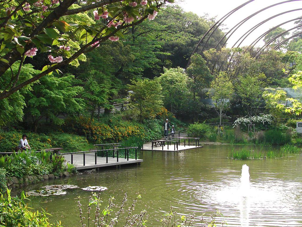 巨大なケージ内ではベンチで寛ぐ人も/到津の森公園(福岡県北九州市)