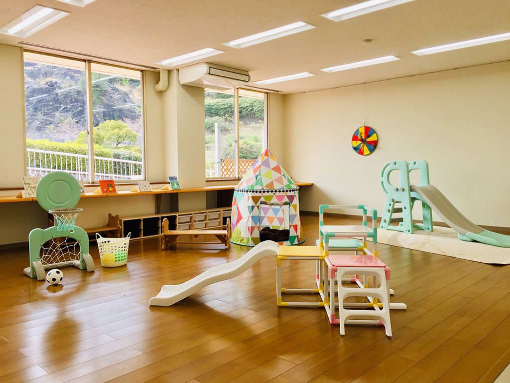 乳幼児の遊び場の小さな滑り台やテントなど/愛知こどもの国(西尾市)
