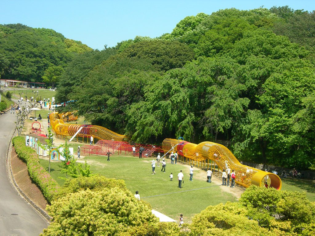 長いトンネルのような大型遊具「ドラゴン」/愛知こどもの国(西尾市)