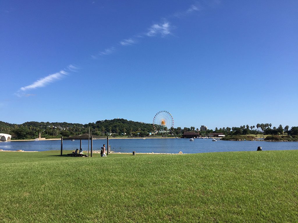 大きな池の周りの芝生広場/赤穂海浜公園(兵庫県)