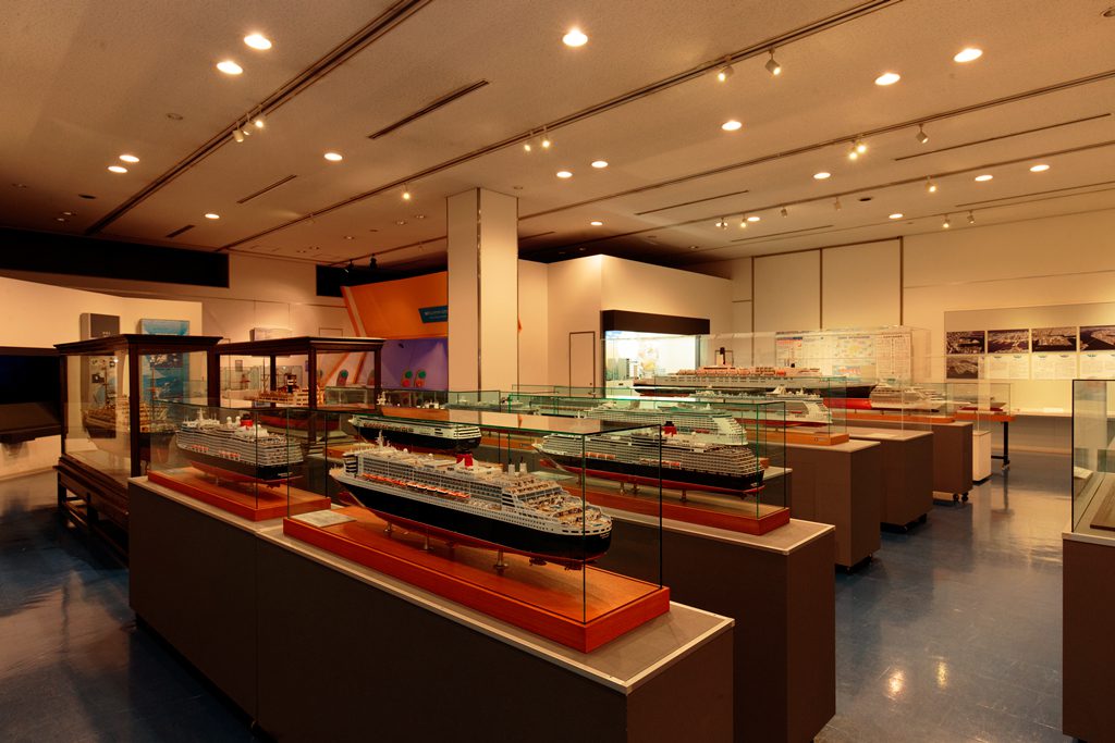 「現代から未来の神戸港」がテーマの1階の展示室/神戸海洋博物館(兵庫県)