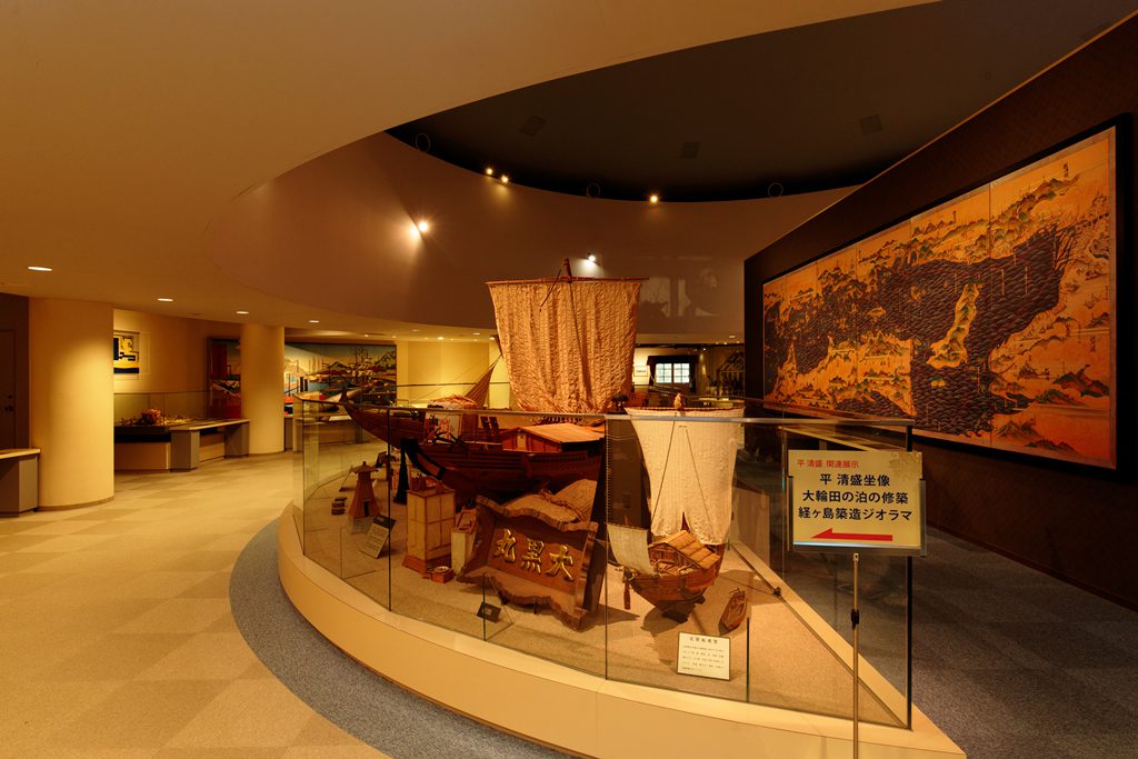 「歴史から見た神戸港」がテーマの2階展示室/神戸海洋博物館(兵庫県)