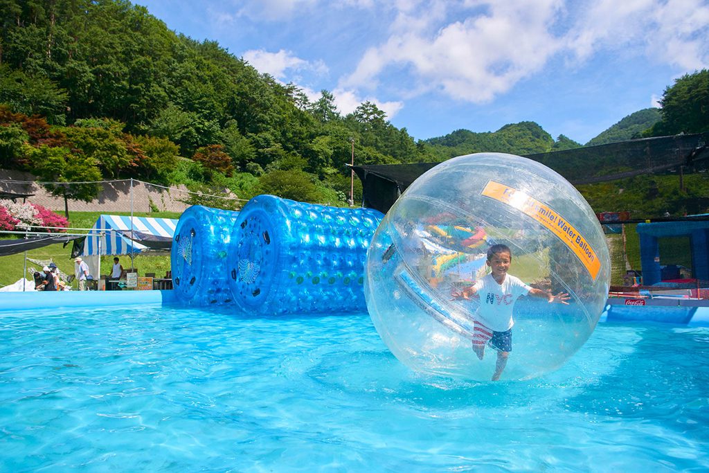 大きなボールに入って水上を歩く「ウォーターバルーン」/平尾山公園(パラダ)(長野県/佐久市)