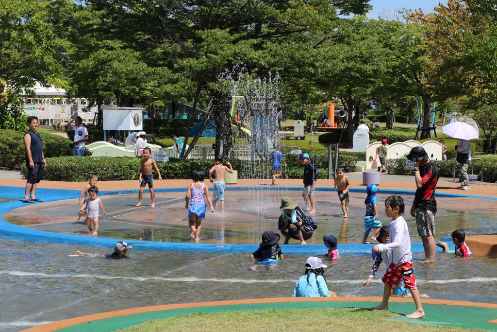 ウォーターパラダイスで水遊びする子どもたち/あすたむらんど徳島(徳島県板野町)