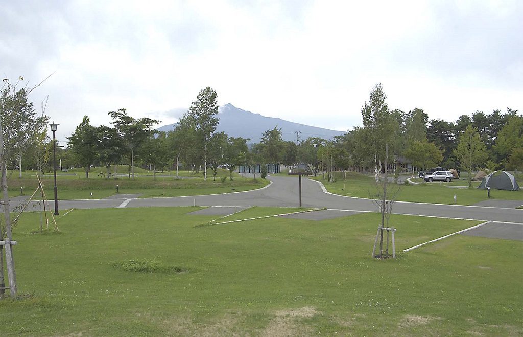岩木山を望む広々としたオートキャンプ場/つがる地球村(青森県)