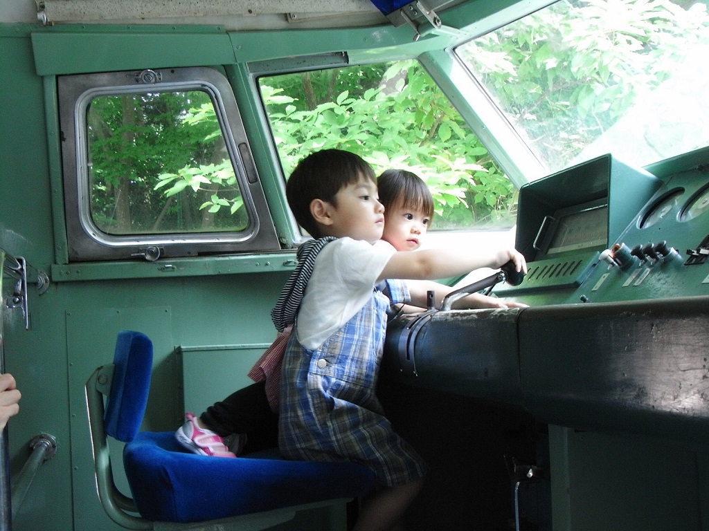 0系新幹線の運転席に座る子どもたち/青梅鉄道公園(東京都)