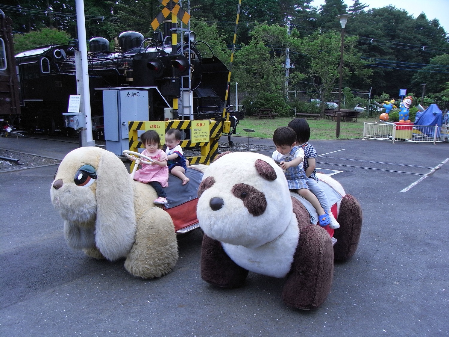 パンダやイヌのアニマルバッテリーカーに乗る子どもたち/青梅鉄道公園(東京都)