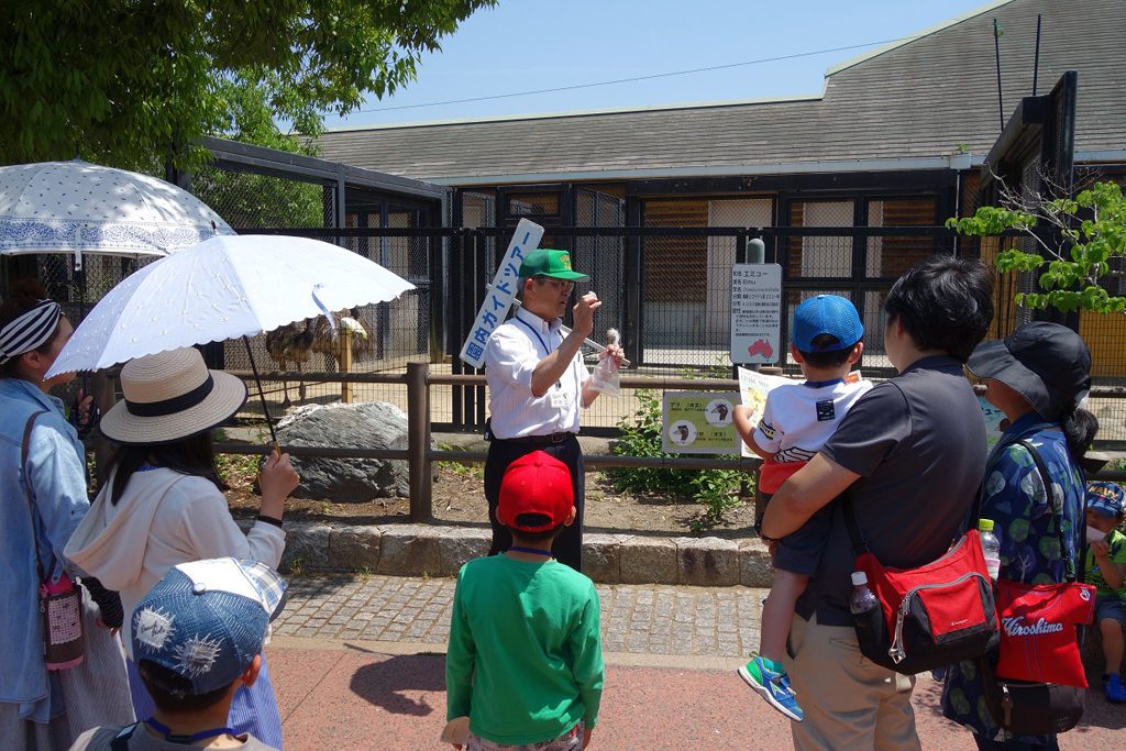 動物園の職員さんと回る「園内ガイド&動物と一緒に写真に写ろう」ツアー/福山市立動物園(広島県/福山市)
