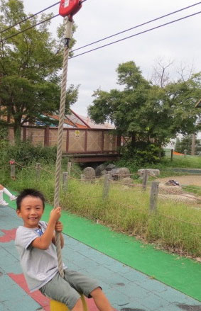 ターザンロープで遊ぶ子ども/とだがわこどもランド(愛知県名古屋市)