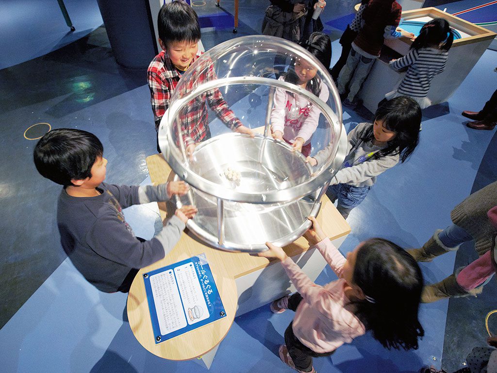 「チャレンジの部屋」での体験の様子/多摩六都科学館(東京都/西東京市)