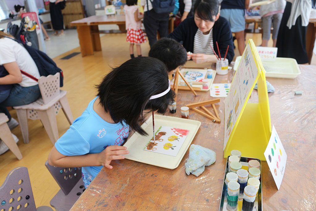 砂絵のワークショップ体験/藤沢市湘南台文化センターこども館(神奈川県)