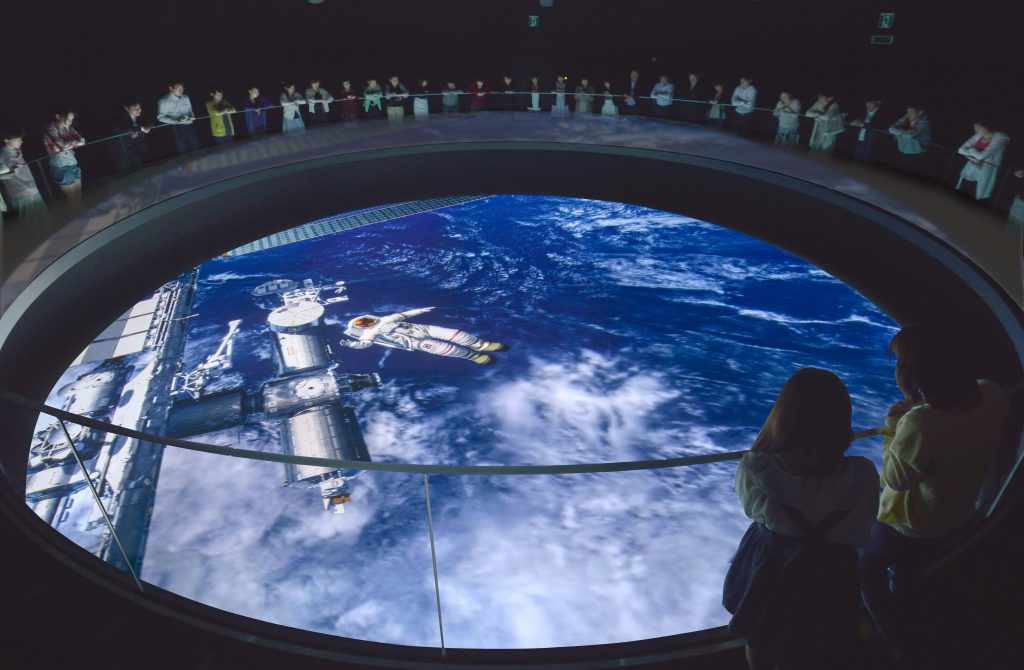 直径11mの穴から見下ろす「シアター宙(ソラ)」/宇宙ミュージアムTeNQ(テンキュー)(東京都/文京区)
