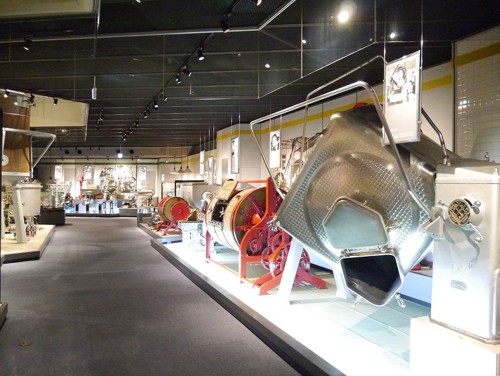 歴史館展示室の乳製品機器/雪印メグミルク 酪農と乳の歴史館・札幌工場(北海道/札幌市)