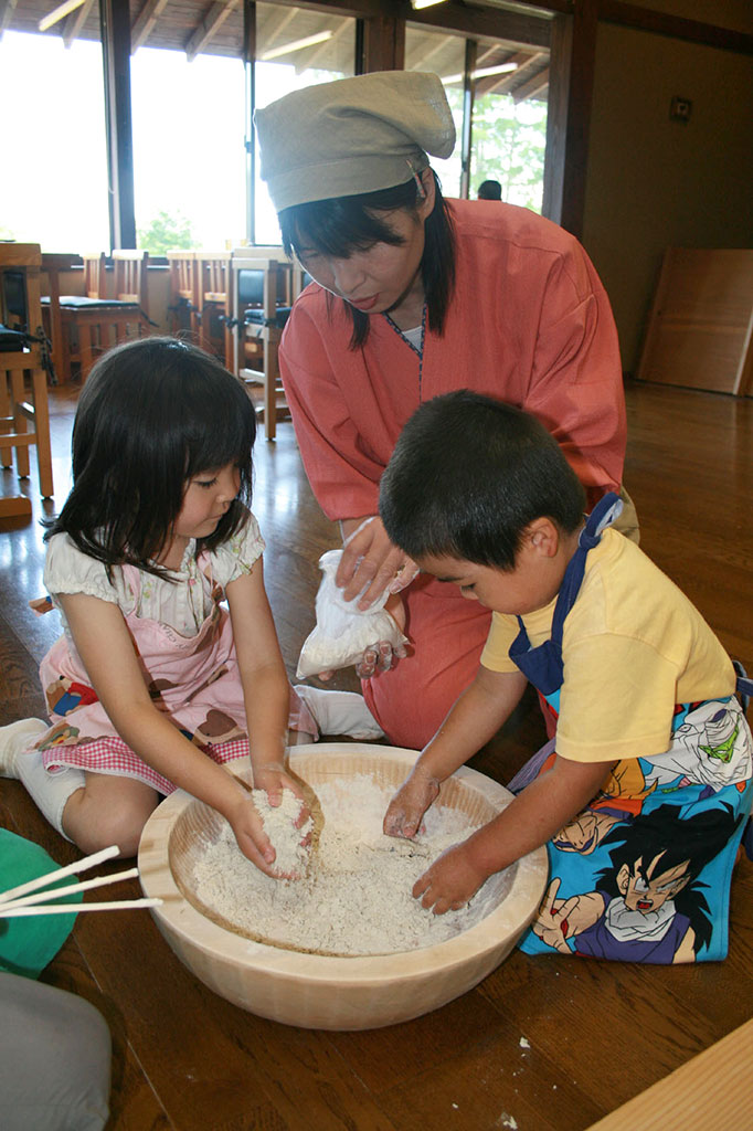 そば打ち体験の様子/戸隠そば博物館とんくるりん(長野県/長野市)