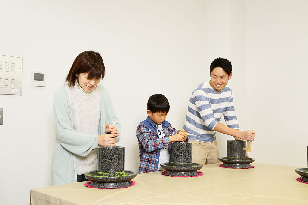 抹茶挽き体験の様子/ふじのくに 茶の都ミュージアム(静岡県/島田市)