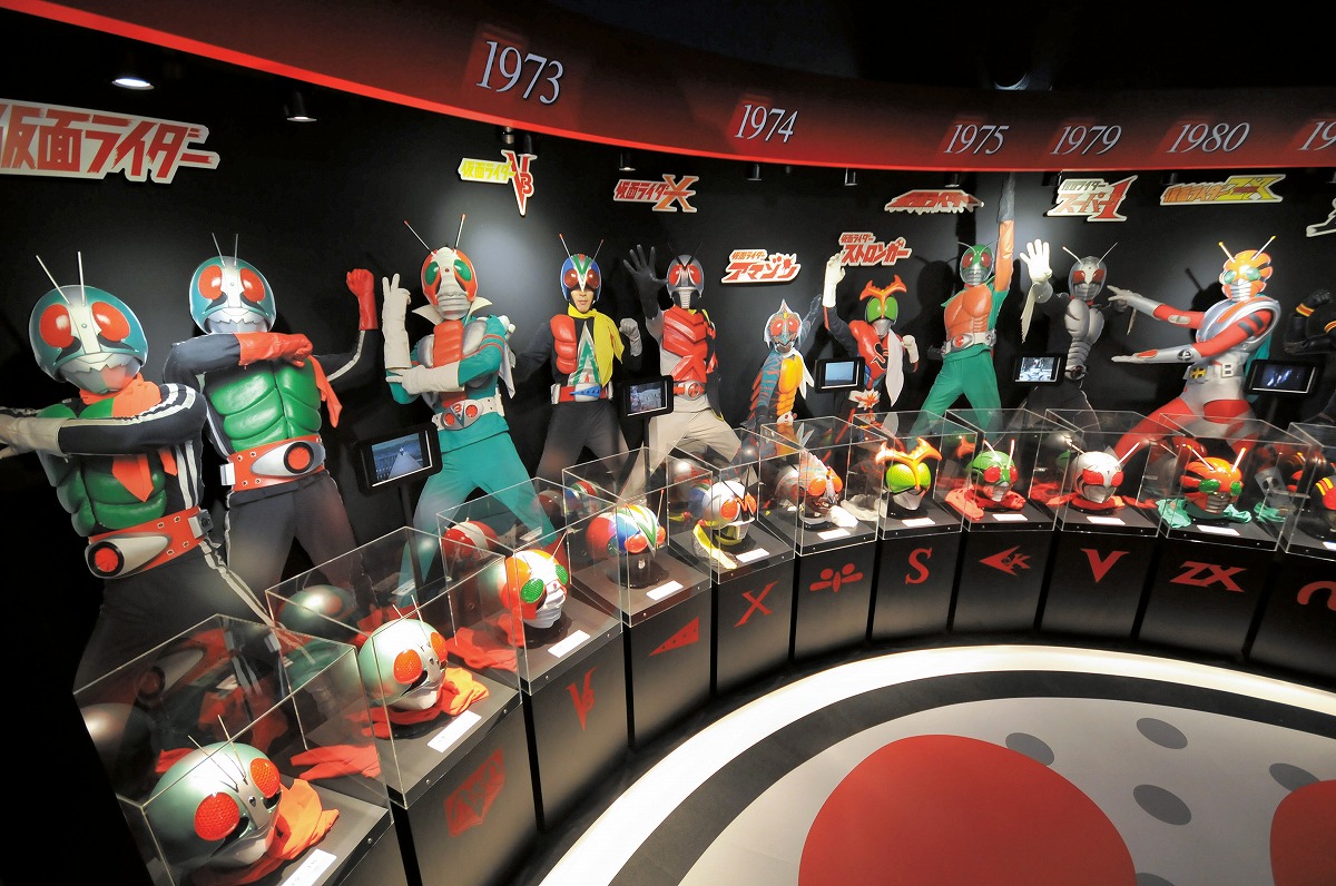 歴代ライダーのマスクがズラリと並ぶ「仮面ライダーの世界」/石ノ森萬画館(宮城県/石巻市)