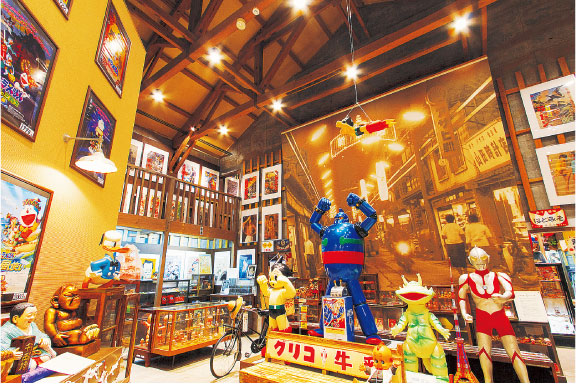 ズラリと並んだヒーロー人形/駄菓子屋の夢博物館(大分県/豊後高田市)