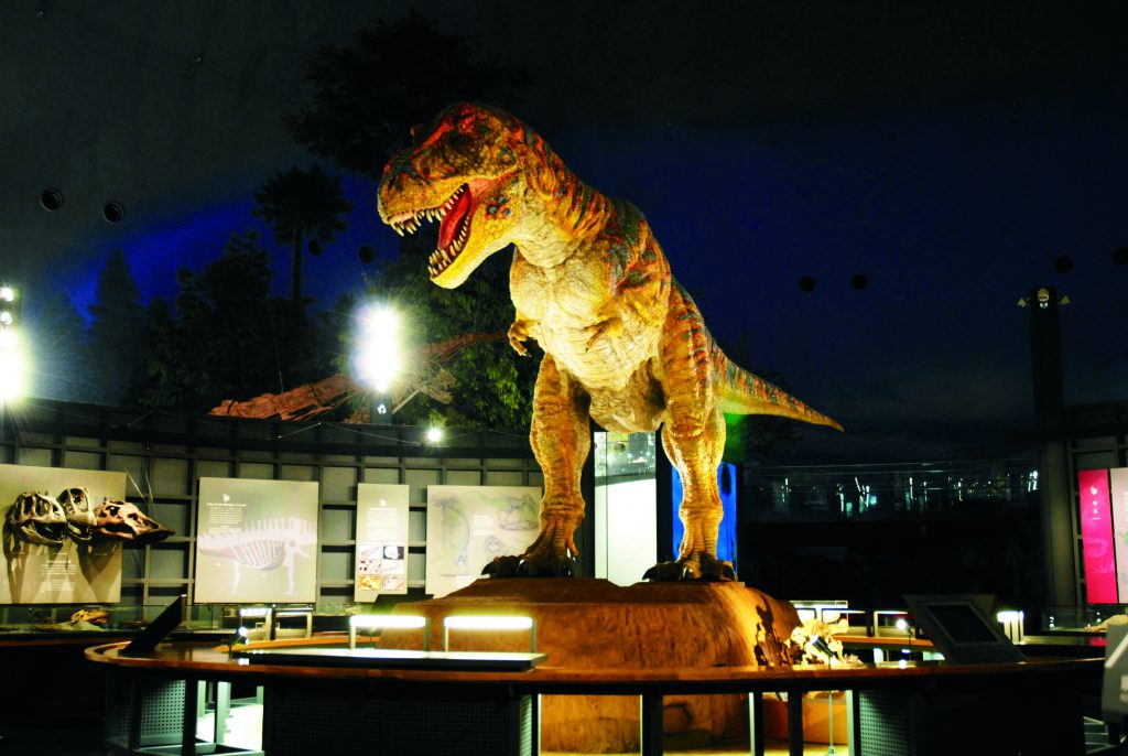 展示室中央のティラノサウルスのロボット/福井県立恐竜博物館(勝山市)