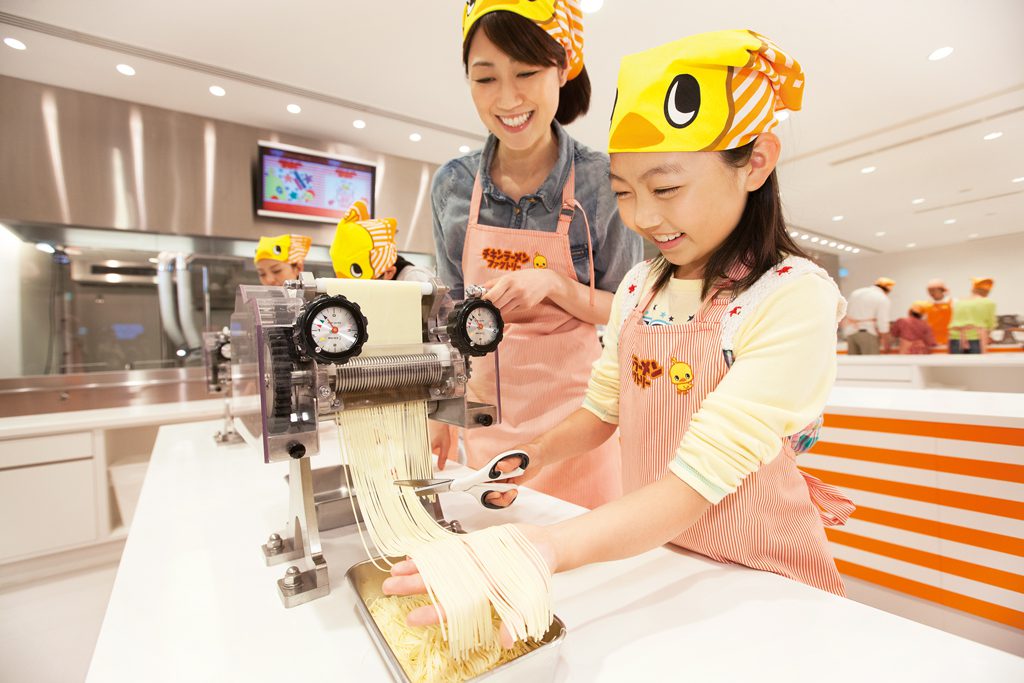 粉からチキンラーメンを手づくり体験する様子/カップヌードルミュージアム 横浜(神奈川県)