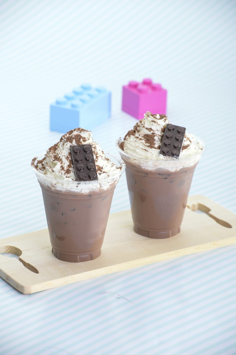 ブロック型のチョコをトッピングしたドリンク/レゴランド®・ディスカバリー・センター大阪(大阪府/大阪市港区)