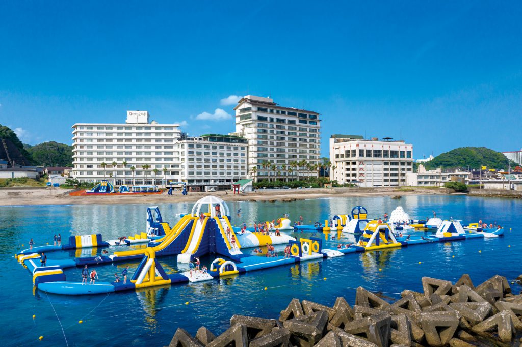 「On the sea」関東最大級の海上アスレチック/勝浦ウォーターアイランド(勝浦中央海水浴場)(千葉県/勝浦市)