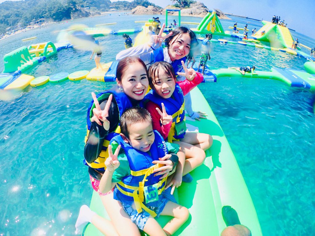 子どもも大人も楽しめる海上アスレチック/フロリックシーアドベンチャーパーク浦富(浦富海水浴場)(鳥取県/岩美町)