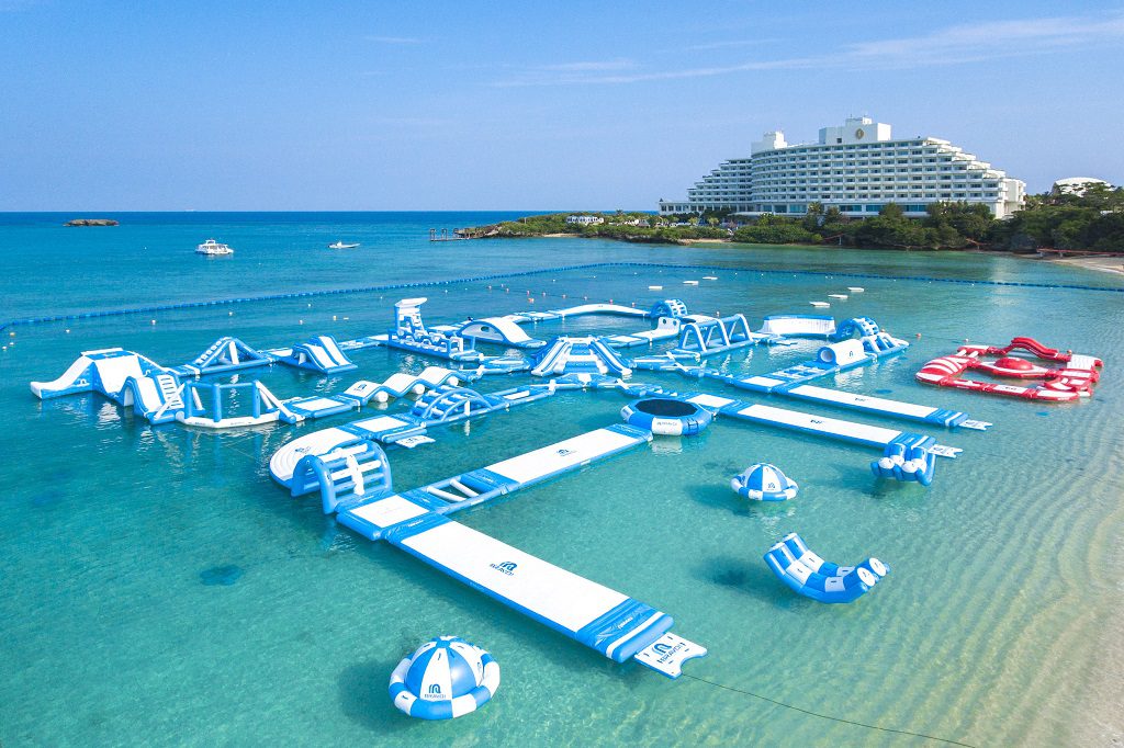 沖縄の海に浮かぶ海上アスレチック/万座オーシャンパーク(ANAインターコンチネンタル万座ビーチリゾート)
(沖縄県/恩納村)