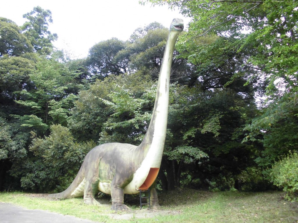 すべり台になっているアパトサウルス/美浦村光と風の丘公園(茨城県/美浦村)