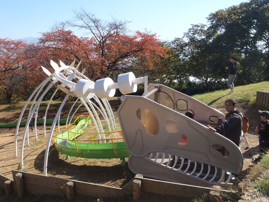 恐竜の骨のローラーすべり台/長野市茶臼山恐竜園・自然植物園(長野県/長野市)