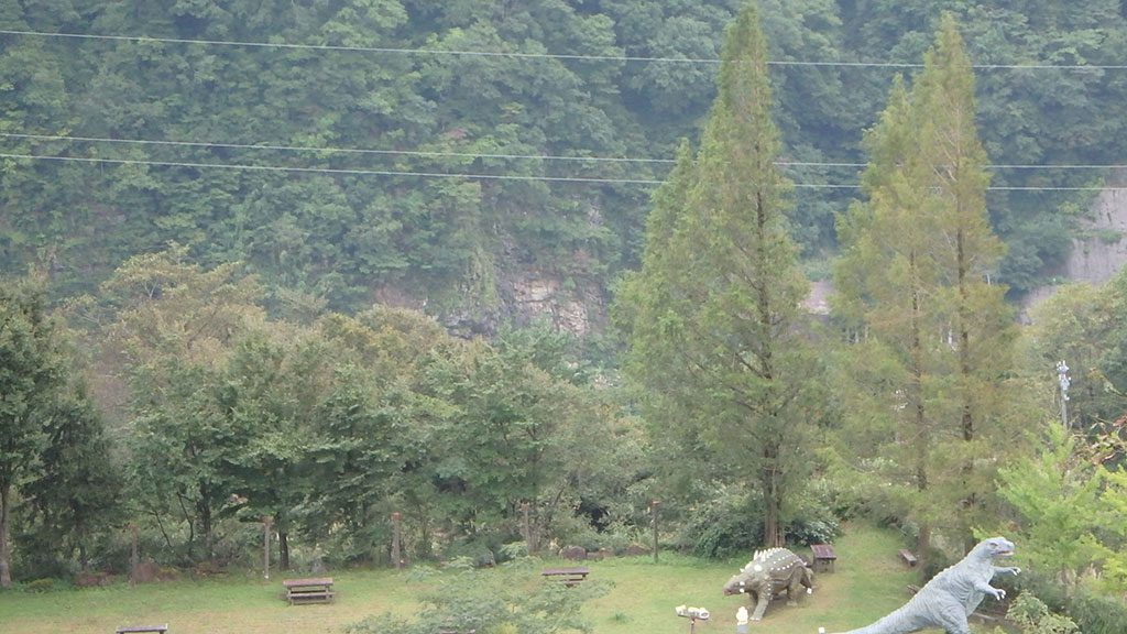 恐竜パークから望む桑島化石壁/白山恐竜パーク白峰(石川県/白山市)