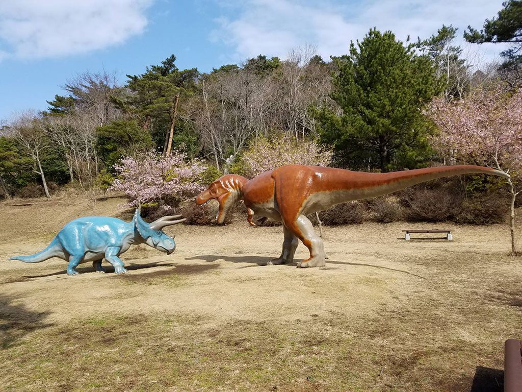 ティラノサウルスとトリケラトプスの復元模型/小室山公園(静岡県/伊東市)