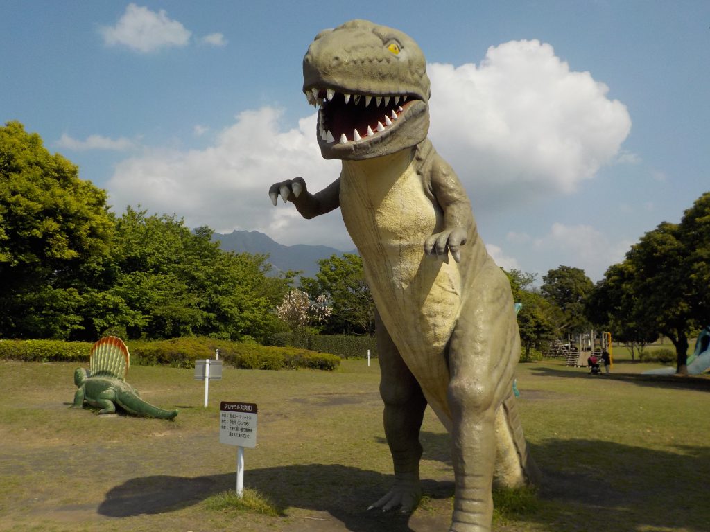 大きな肉食獣の模型も/桜島自然恐竜公園(鹿児島県/鹿児島市)