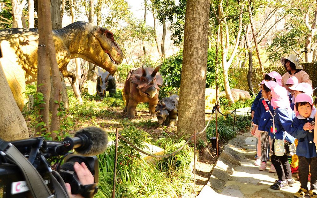 トリケラトプスなどの恐竜が動く中を歩く/安城産業文化公園デンパーク(愛知県)