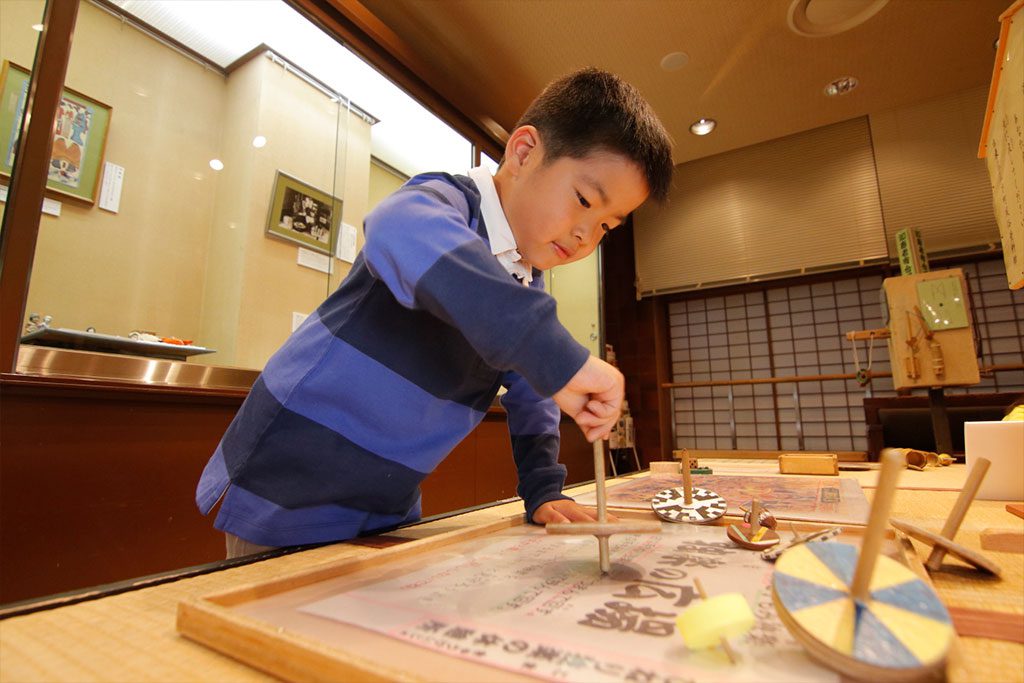 手で回す昔のコマに挑戦/台東区立 下町風俗資料館(東京都/台東区)