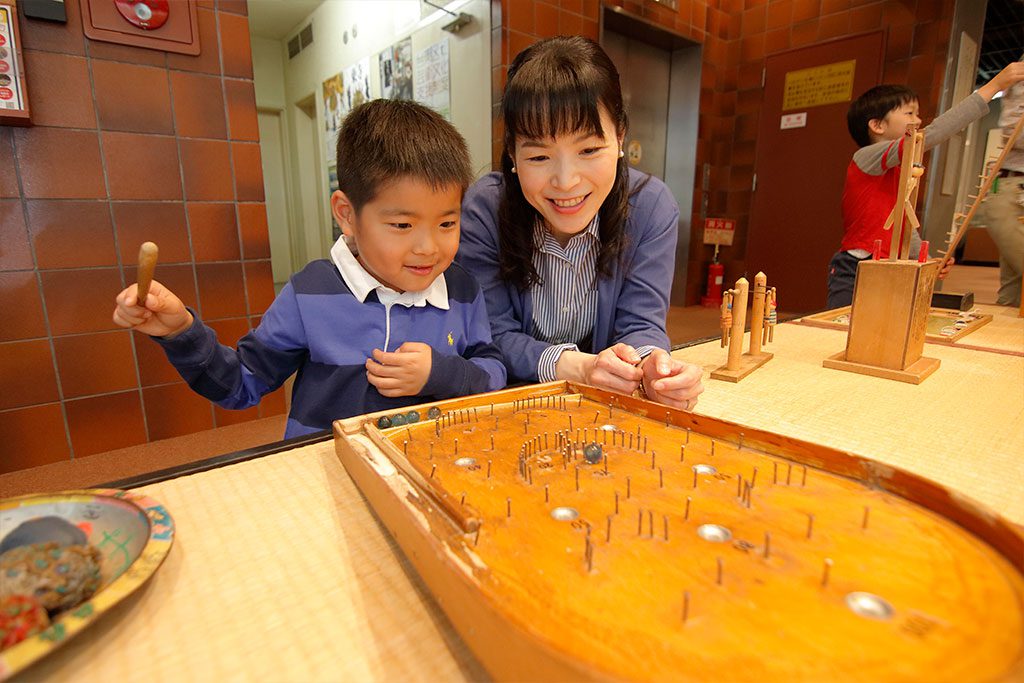 ビー玉をはじいて穴に入れるコリントゲーム/台東区立 下町風俗資料館(東京都/台東区)