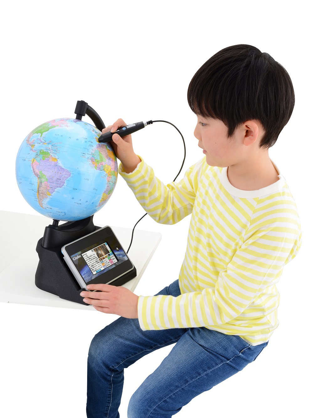 地球儀上でスペインの場所をタッチすると、パッドの音声が「スペイン」とナビ/「小学館の図鑑NEOGlobe」