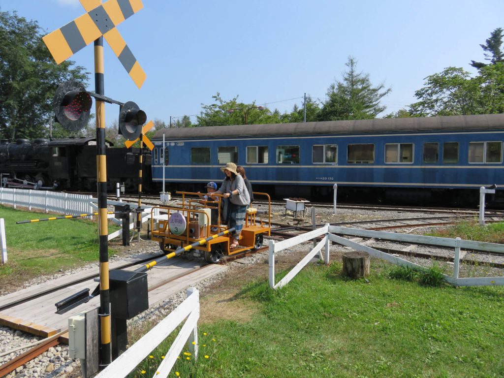 実際に遮断機も閉まる踏切/狩勝高原エコトロッコ鉄道(北海道/新得町)