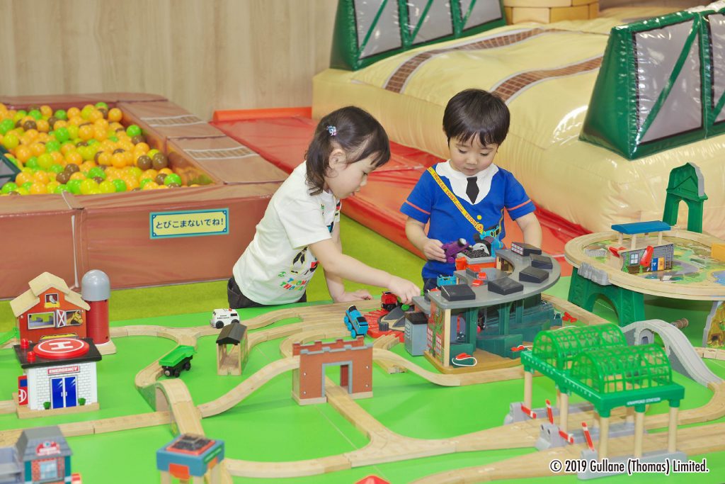 「トーマスのわくわくひろば」の木製レールやボールプール/トーマスステーション札幌(北海道/札幌市)