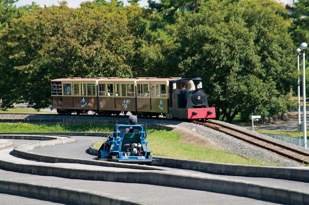 園内を走る子供汽車SL「浪花号」/浜寺公園交通遊園(大阪府/高石市)