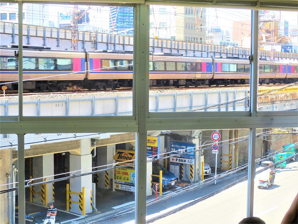 間近で電車が見える窓ガラス/トイトイパーク大阪市福島店(大阪府/大阪市)