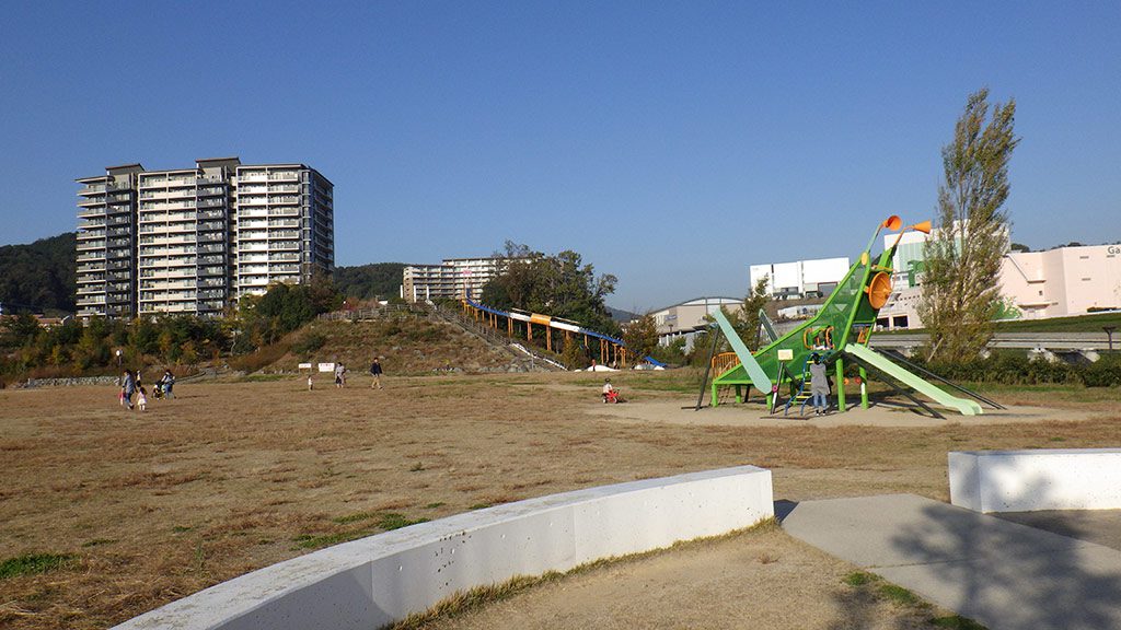 彩都西公園の全景と公園沿いを走るモノレール(大阪府/茨木市)